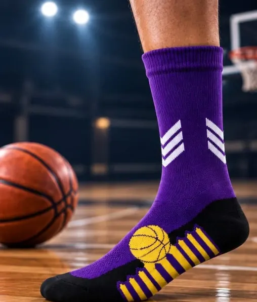 Media de baloncesto morada junto a un balón sobre la duela