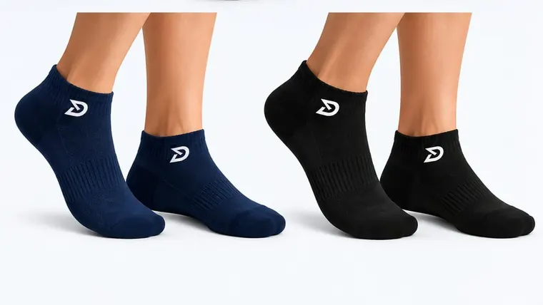 Medias taloneras azul oscuro y negras con el logo D